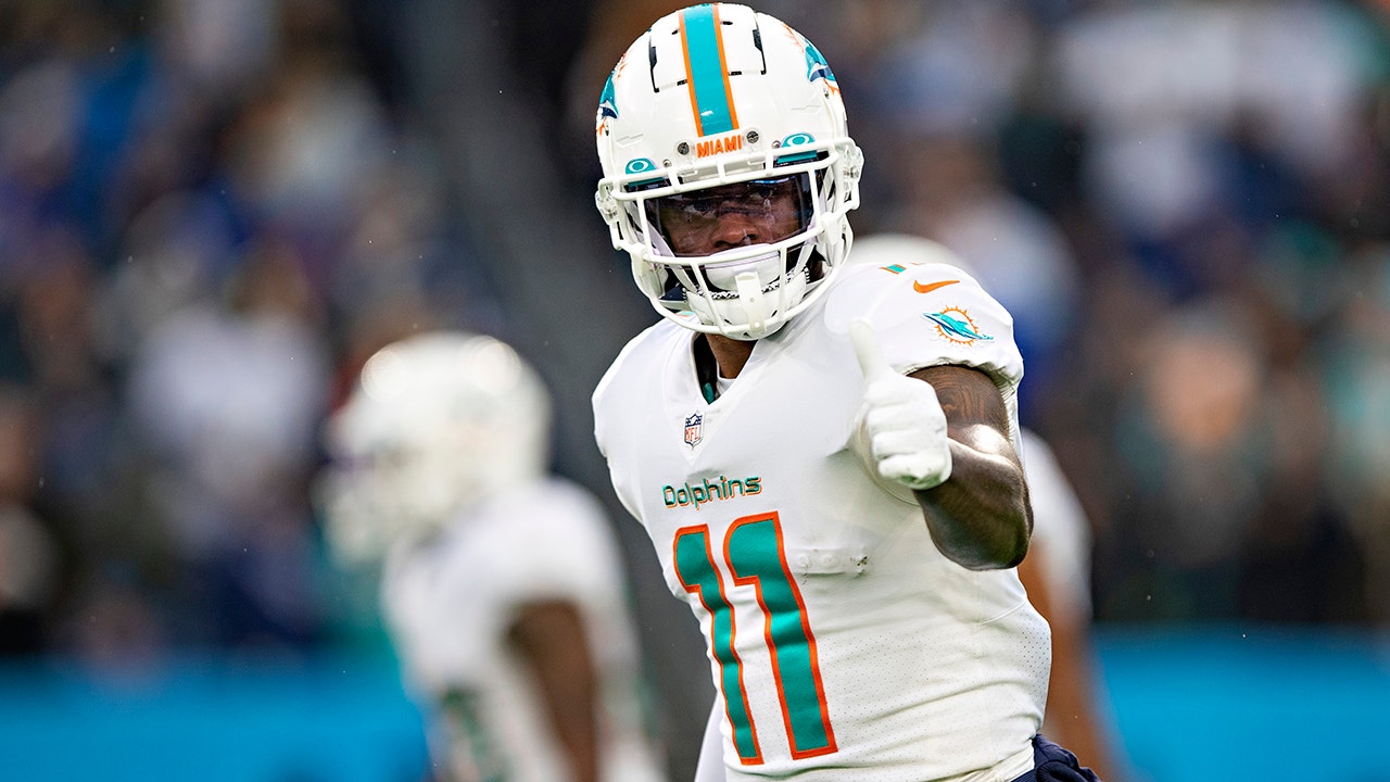 Dolphins trading DeVante Parker to division rival New England Patriots thumbnail