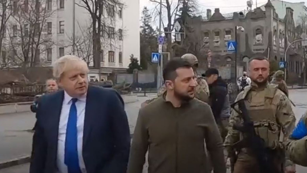 Borisas Johnsonas iš JK ir Zelenskis iš Ukrainos matomi įžūliai vaikštantys Kijevo gatvėmis