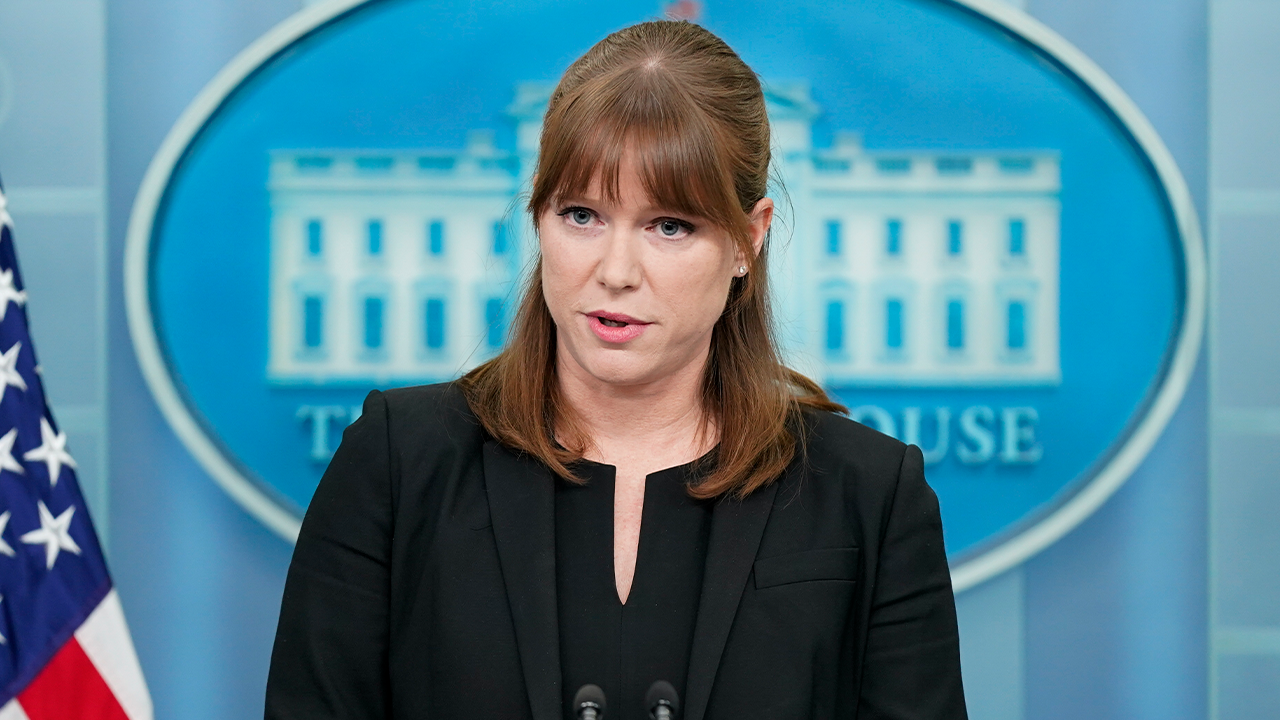 Il direttore delle comunicazioni della Casa Bianca Kate Bedingfield si dimette