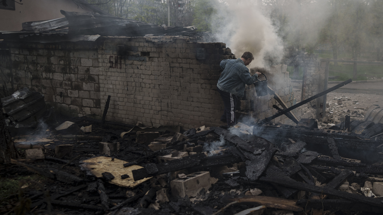 러시아는 점령 지역을 격리하고 구호 요원을 쏘고 우크라이나는 대피를 계속합니다.