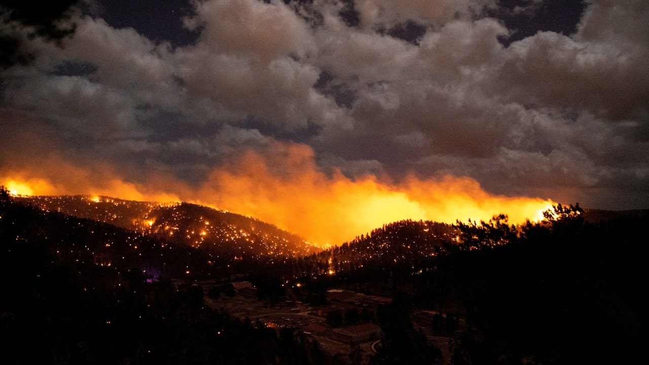 L’incendio del New Mexico sta costringendo altre migliaia di persone a fuggire