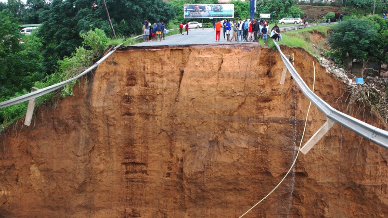 South Africa flooding leaves more than 440 dead; troops sent to help with relief efforts