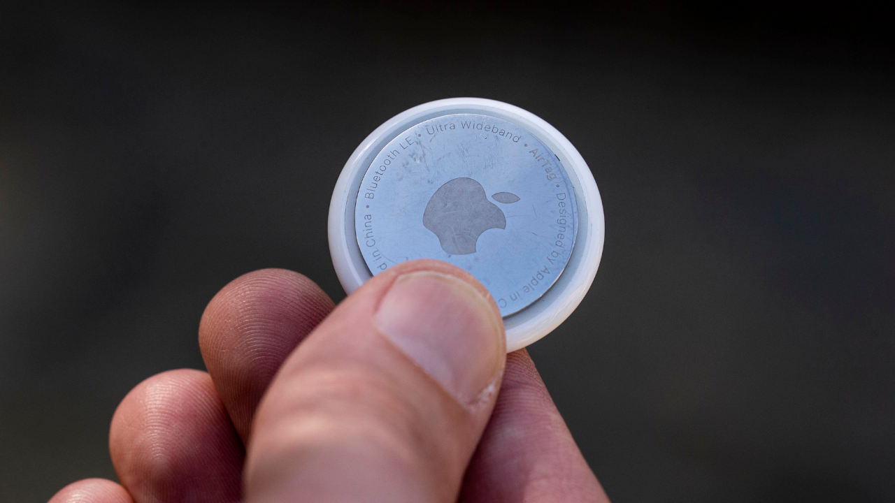 An Airtag Tracking Device at an Apple Store in Orlando, FL Editorial Stock  Image - Image of jobs, business: 263674989