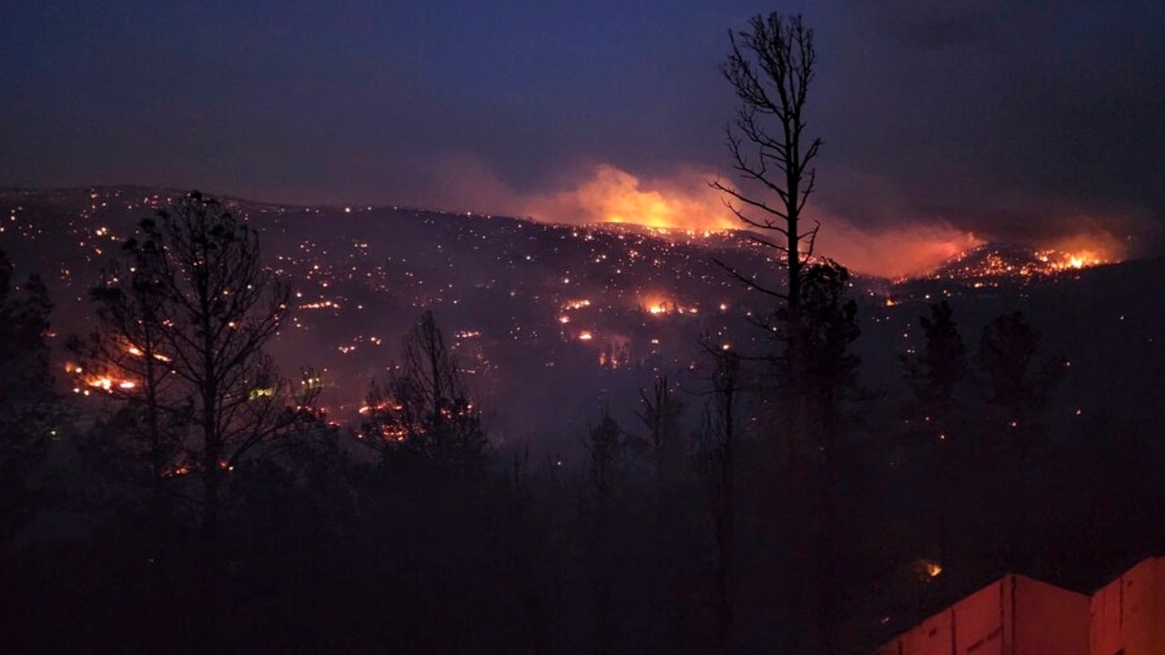 New Mexico wildfire kills 2, continues to rage across West