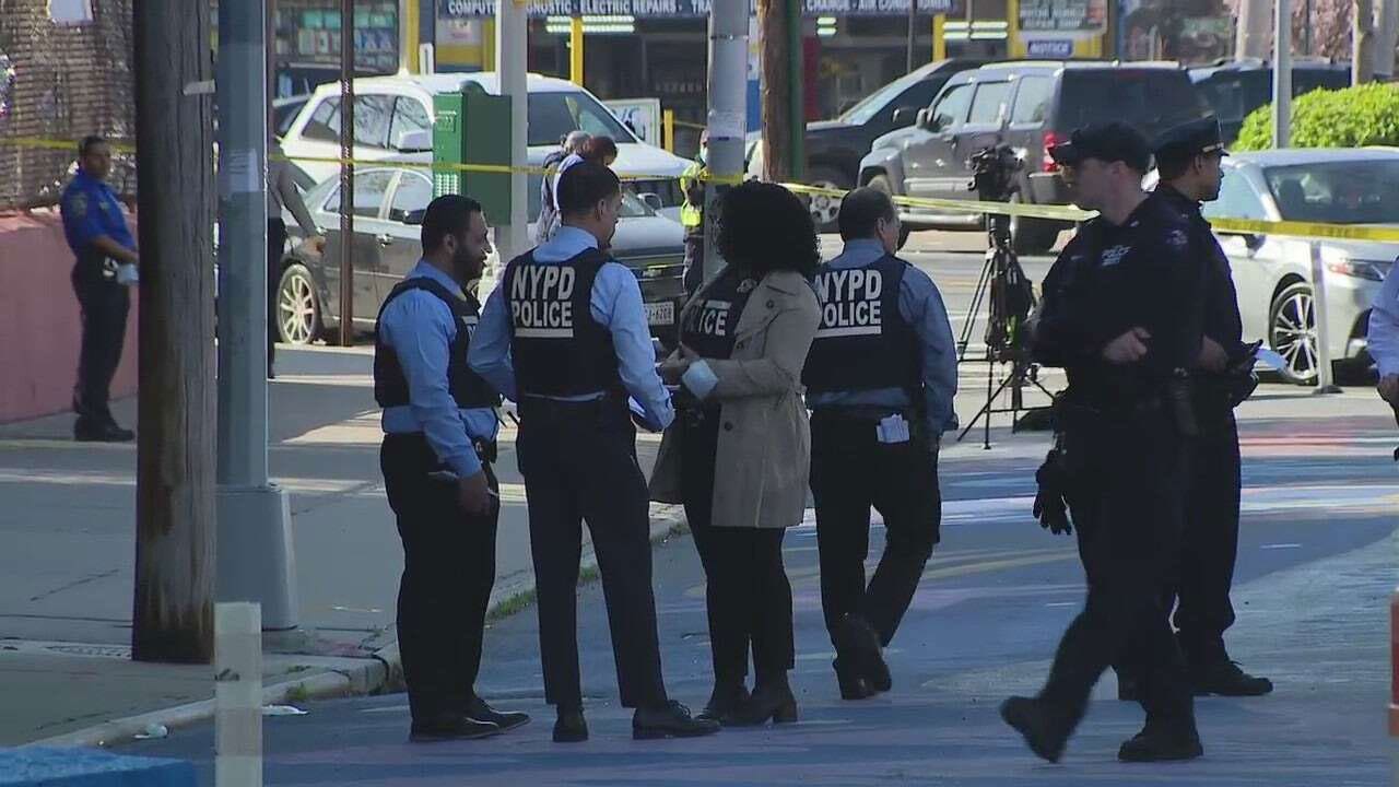 NYC elementary school slashing sends Bronx teacher, school security guard to hospital: police