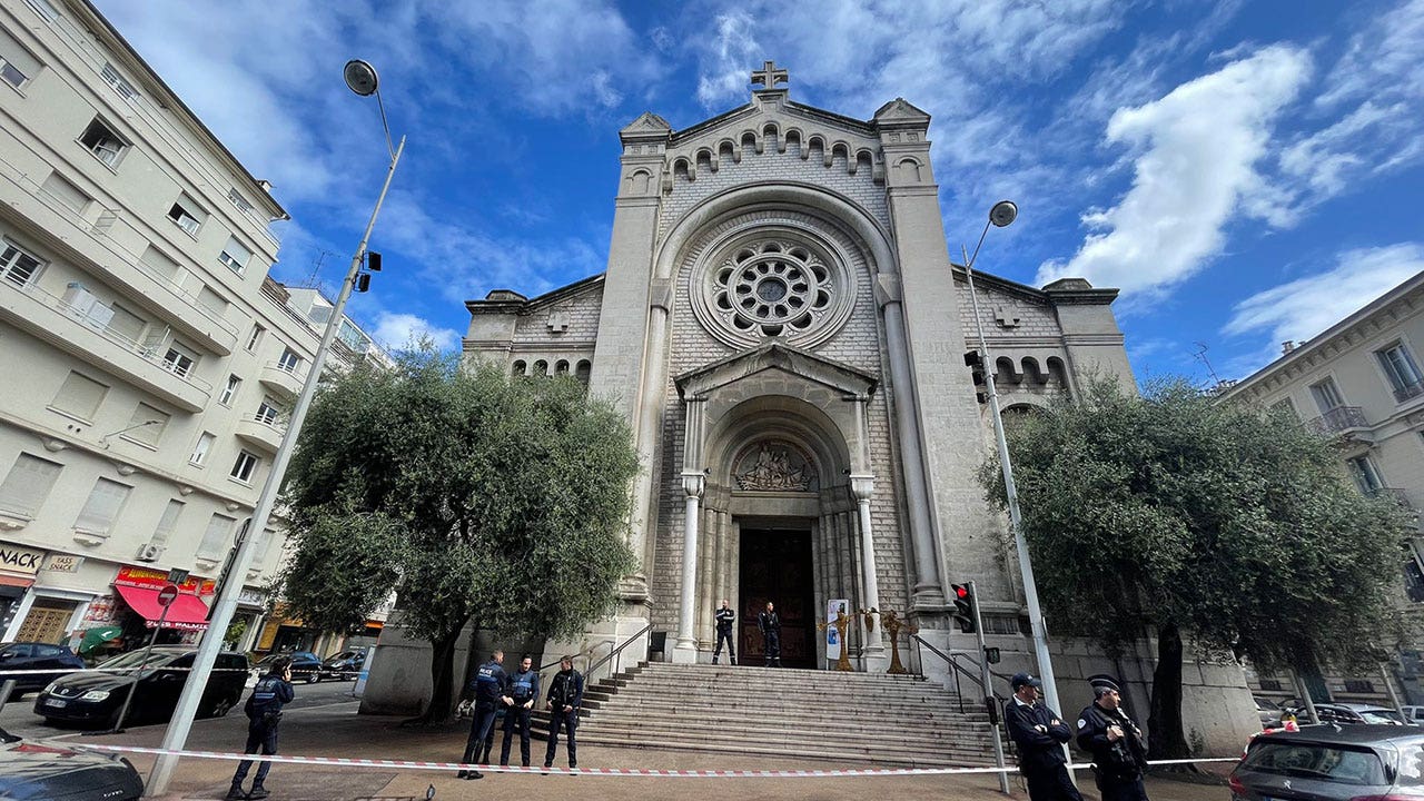 Een Franse katholieke priester werd meerdere keren gestoken en een non raakte gewond bij een mesaanval op de kerk
