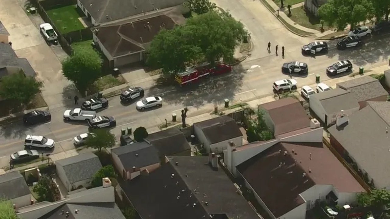 Houston burglary suspect escapes hospital, leads police on chase in stolen ambulance