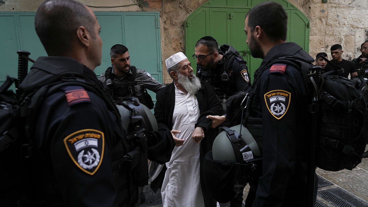 Новости войны в израиле на сегодня последние. Палестина 2022. Мусульманские полицейские. Мусульманин полицейский.