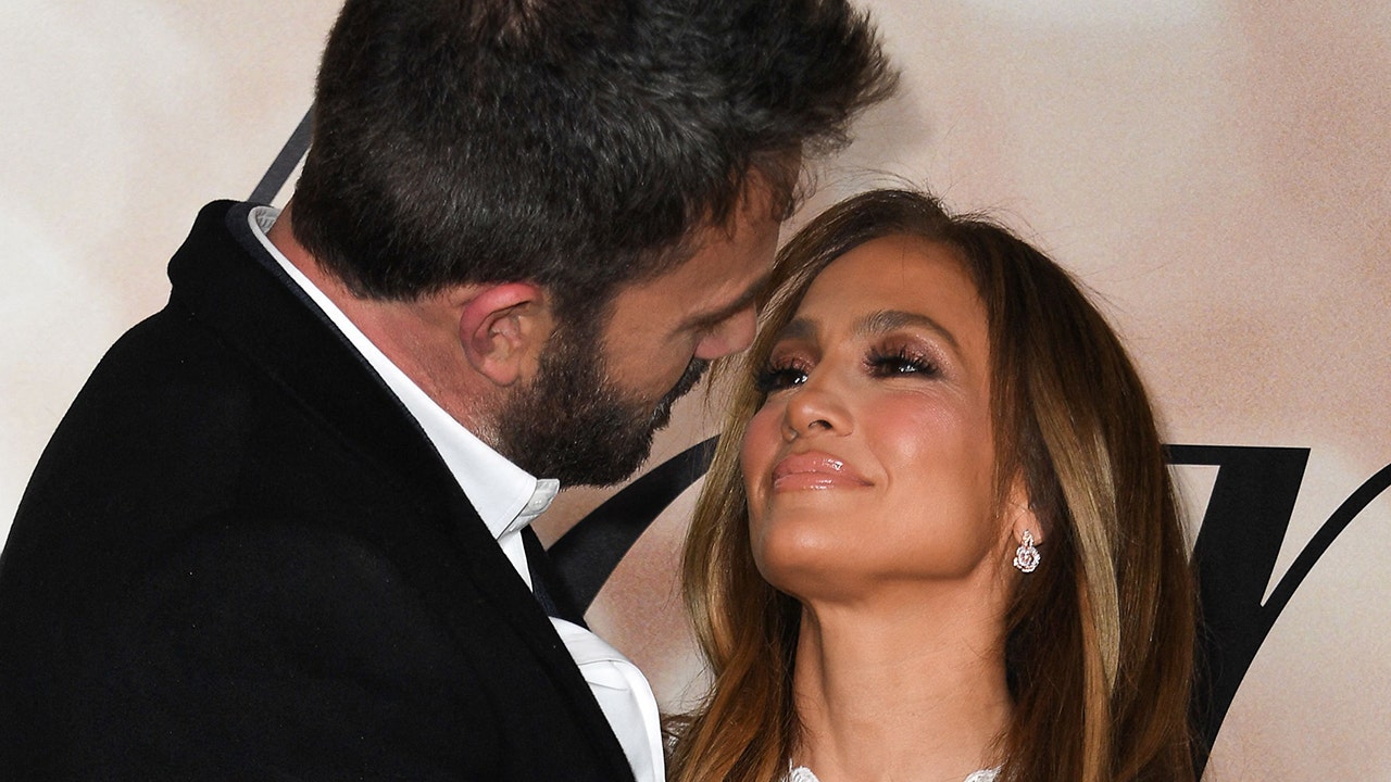 Jennifer Lopez announces engagement to Ben Affleck