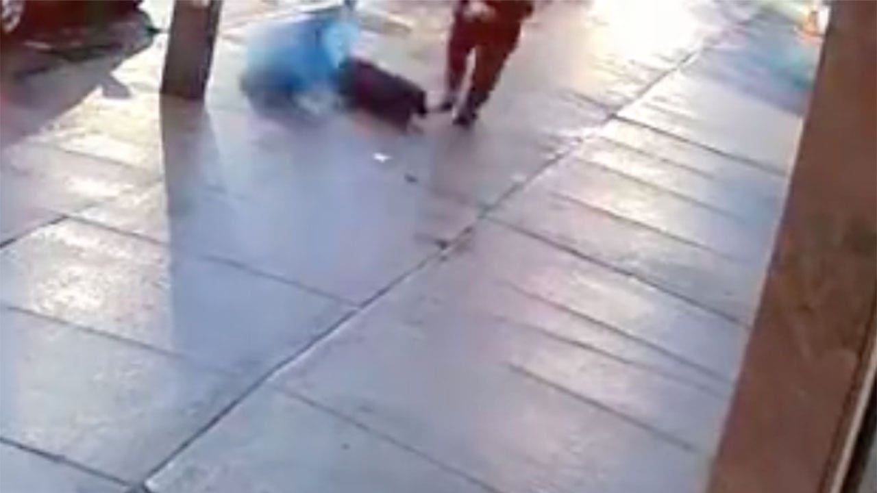 NYC pregnant woman robbed on sidewalk, thrown to the ground by attacker