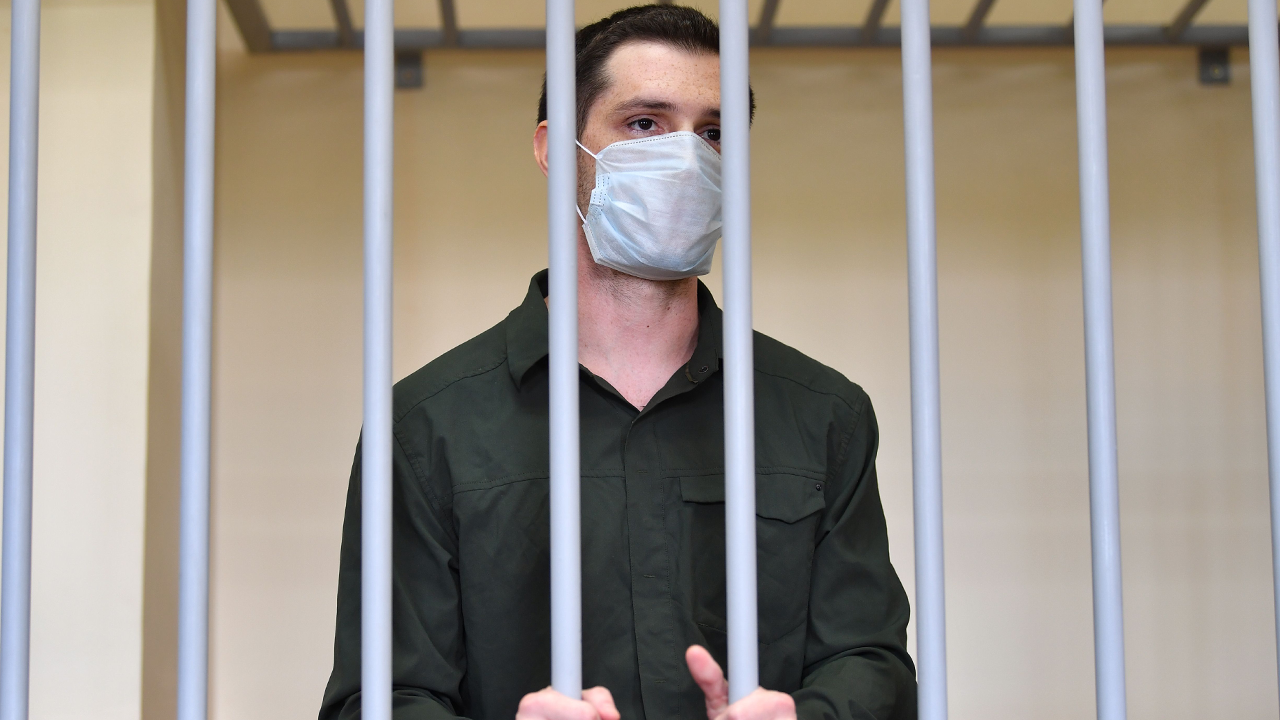 Trevor Reed trägt Gesichtsmaske hinter Gittern