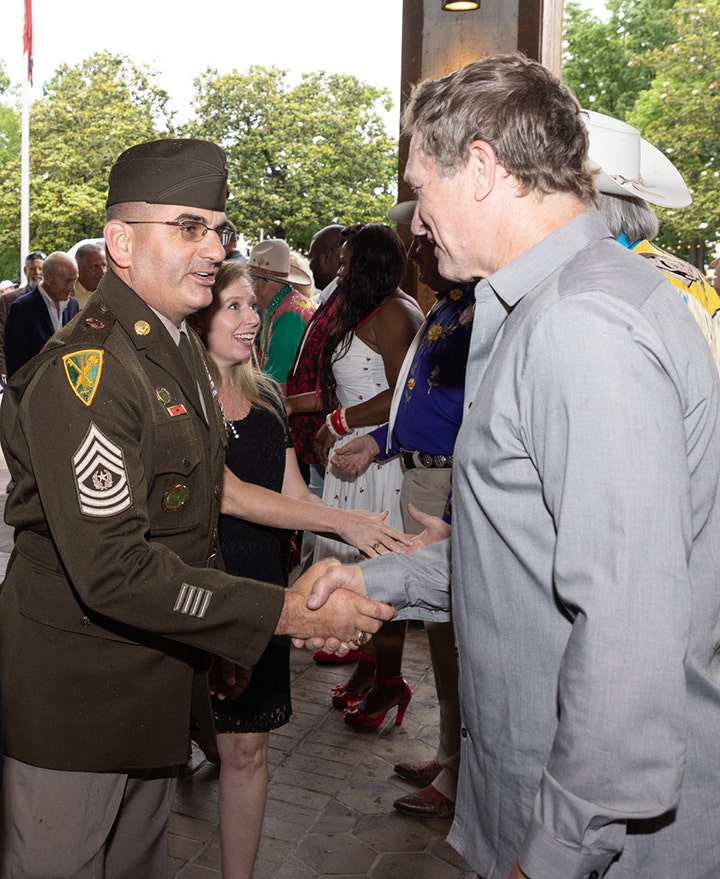 craig morgan shakes vets hand