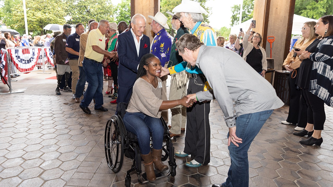 craig morgan greets veterans at opry