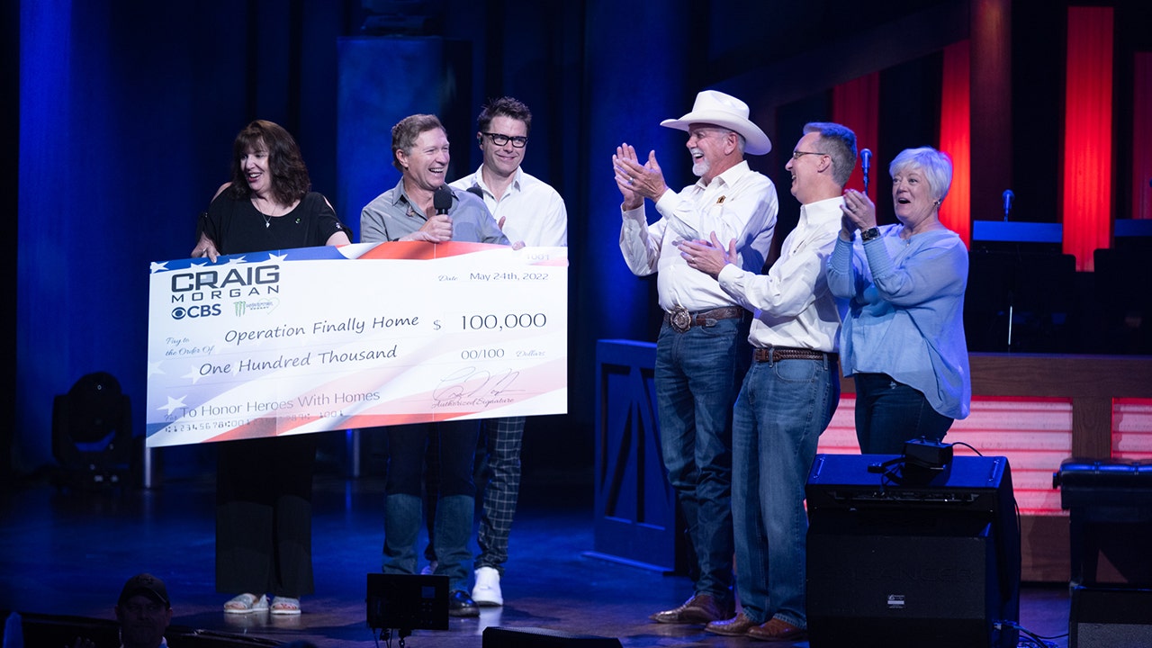 craig morgan presents check at grand ole opry