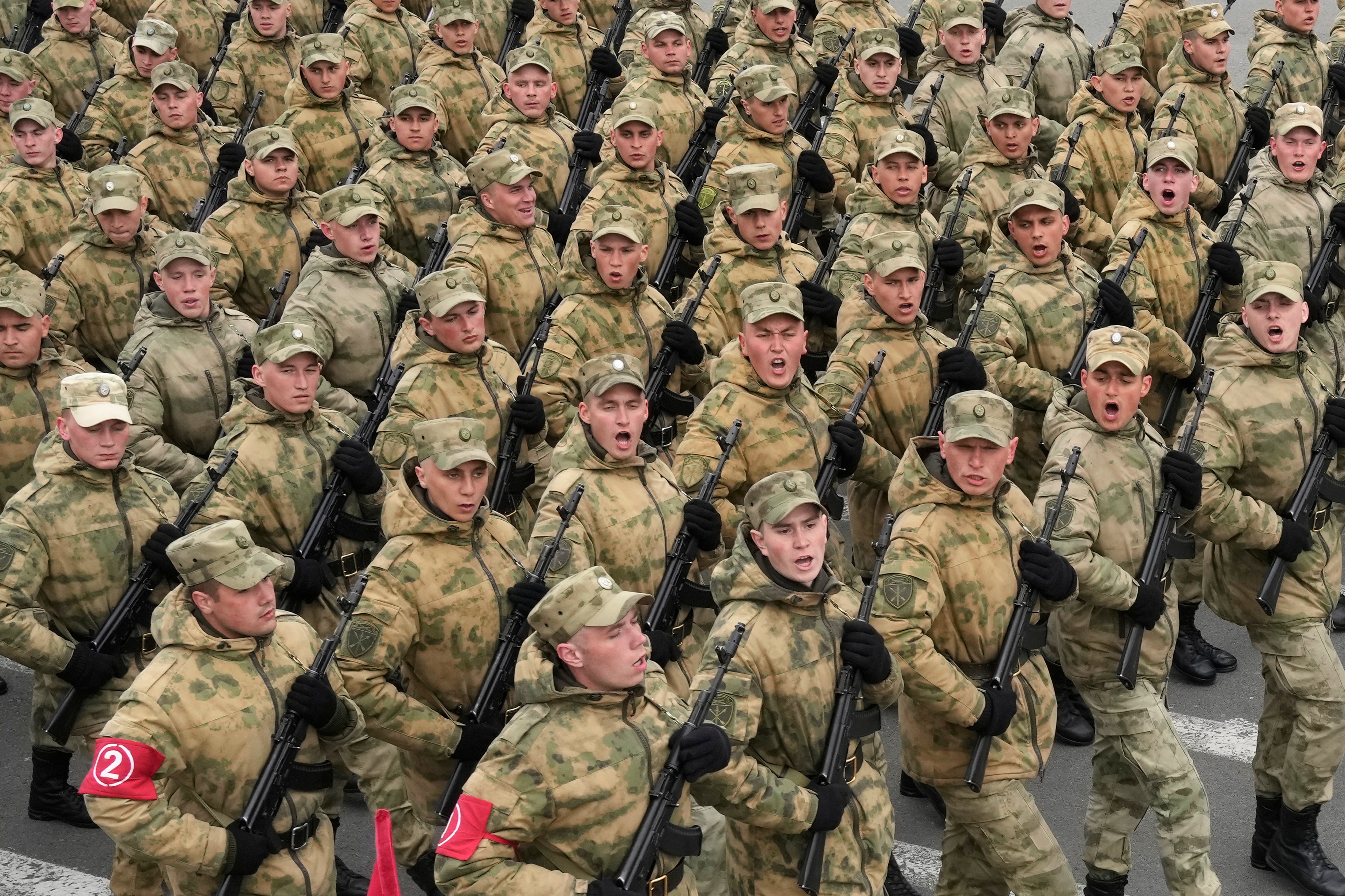 Krievija pārvieto karaspēku uz Mariupoli pirms “Uzvaras dienas” parādes, amatpersonas strādā, lai glābtu apspiestos spēkus