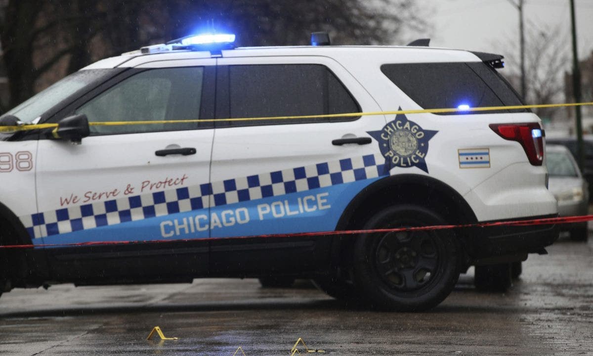 Chicago weekend shootings leave 6 dead, 31 total wounded; One victim fatally stabbed, police say