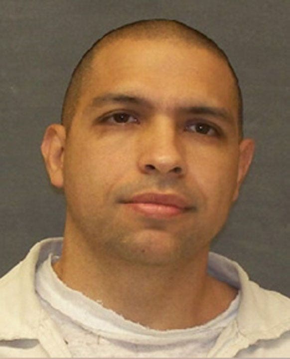 Convicted murderer escapes prison bus in Texas