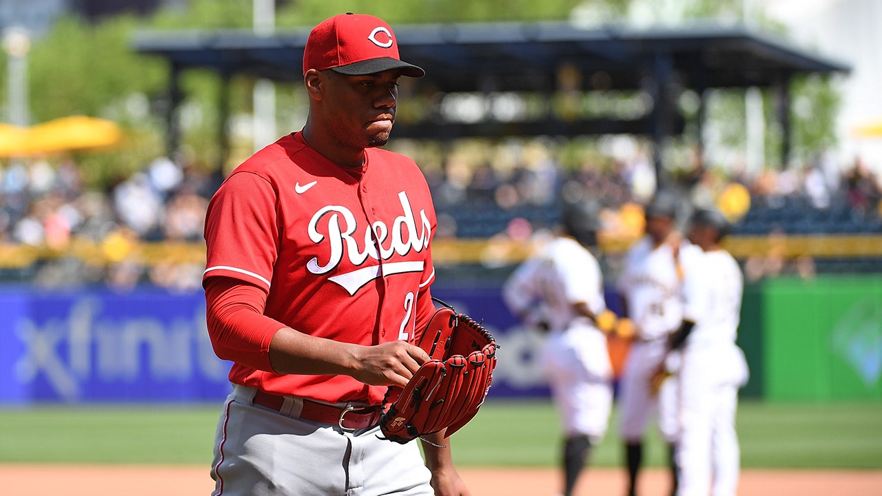 Cincinnati Reds' fans roast team's shocking loss after leading 9-0 against  the Pirates: Choke of the year