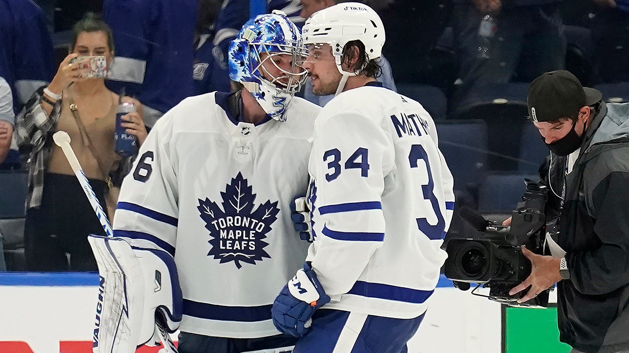 Jack Campbell shines, Maple Leafs beat Lightning in Game 3