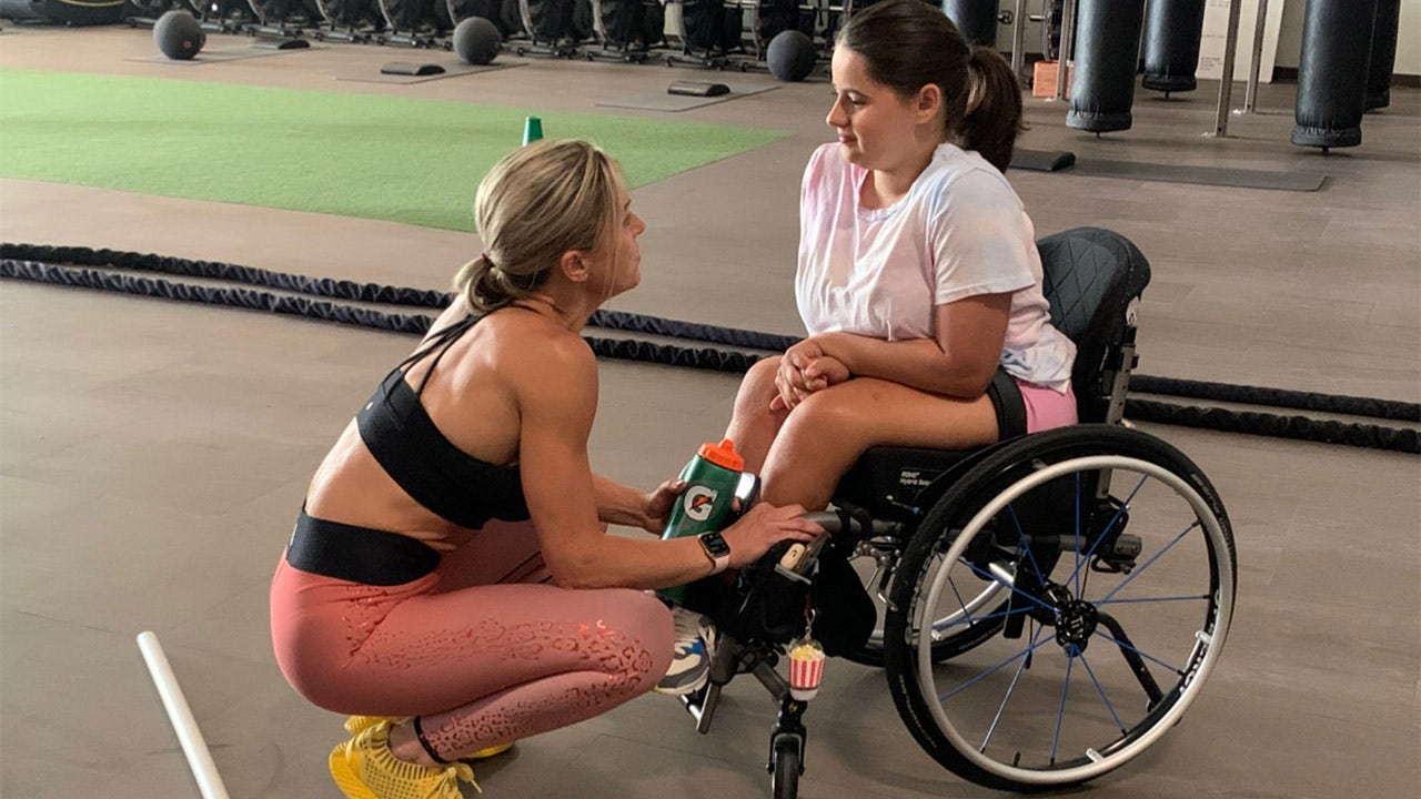 Paralyzed teen takes weight lifting classes with mom: 'Strong like you'