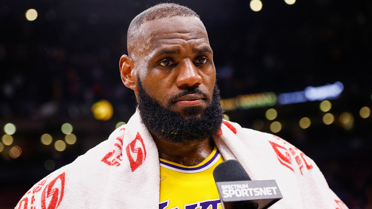 LeBron James trade rumors: Phil Jackson ‘would like’ Lakers to deal superstar, columnist says