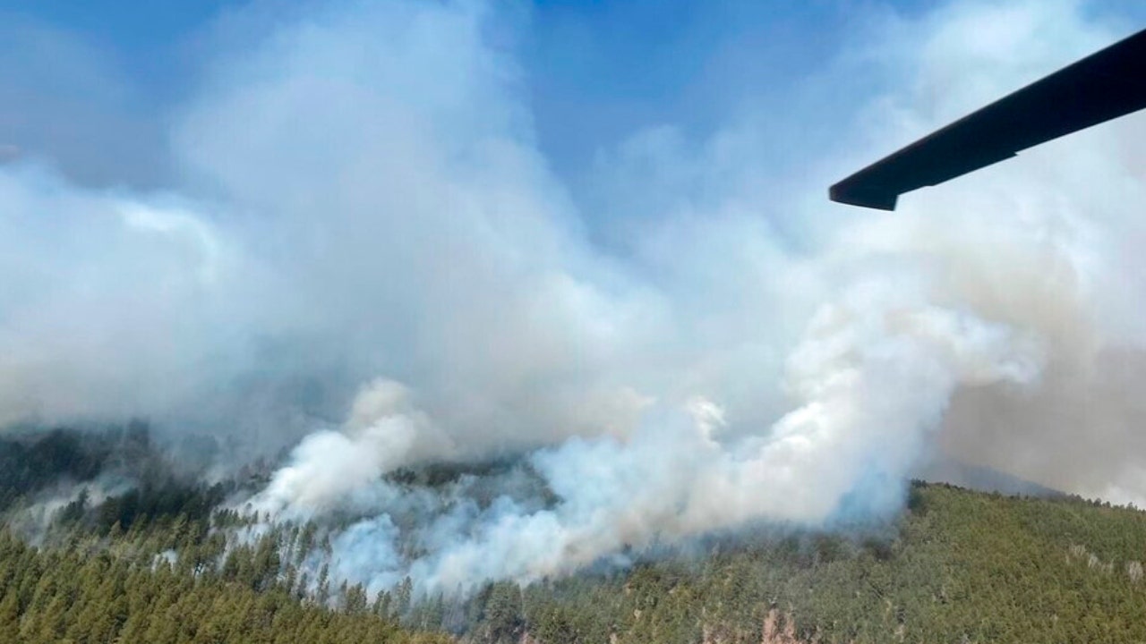 New Mexico fires expected to spread as residents flee