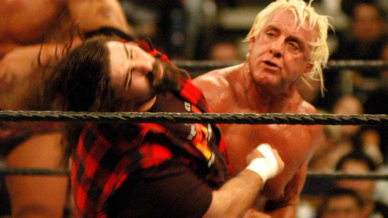 Ric Flair getting back in pro wrestling ring for final match