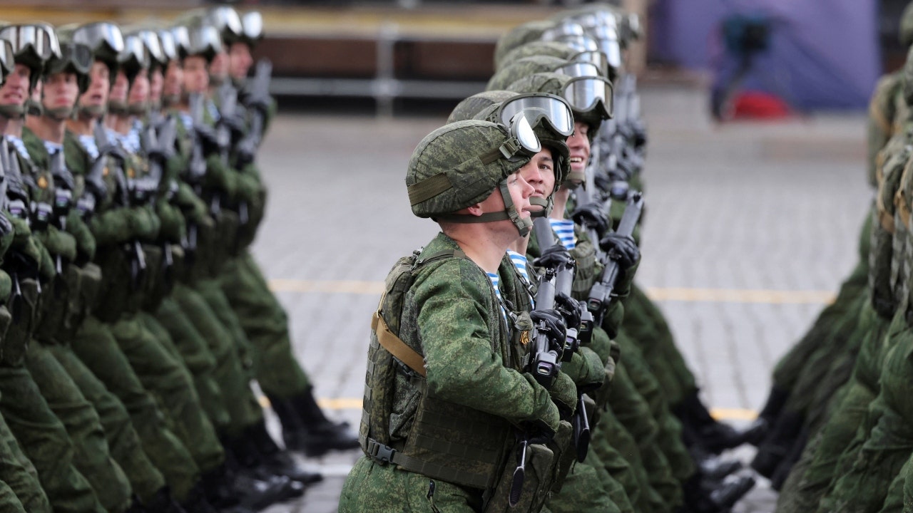 Mientras continúa la guerra en Ucrania, Rusia elimina los límites de edad militar