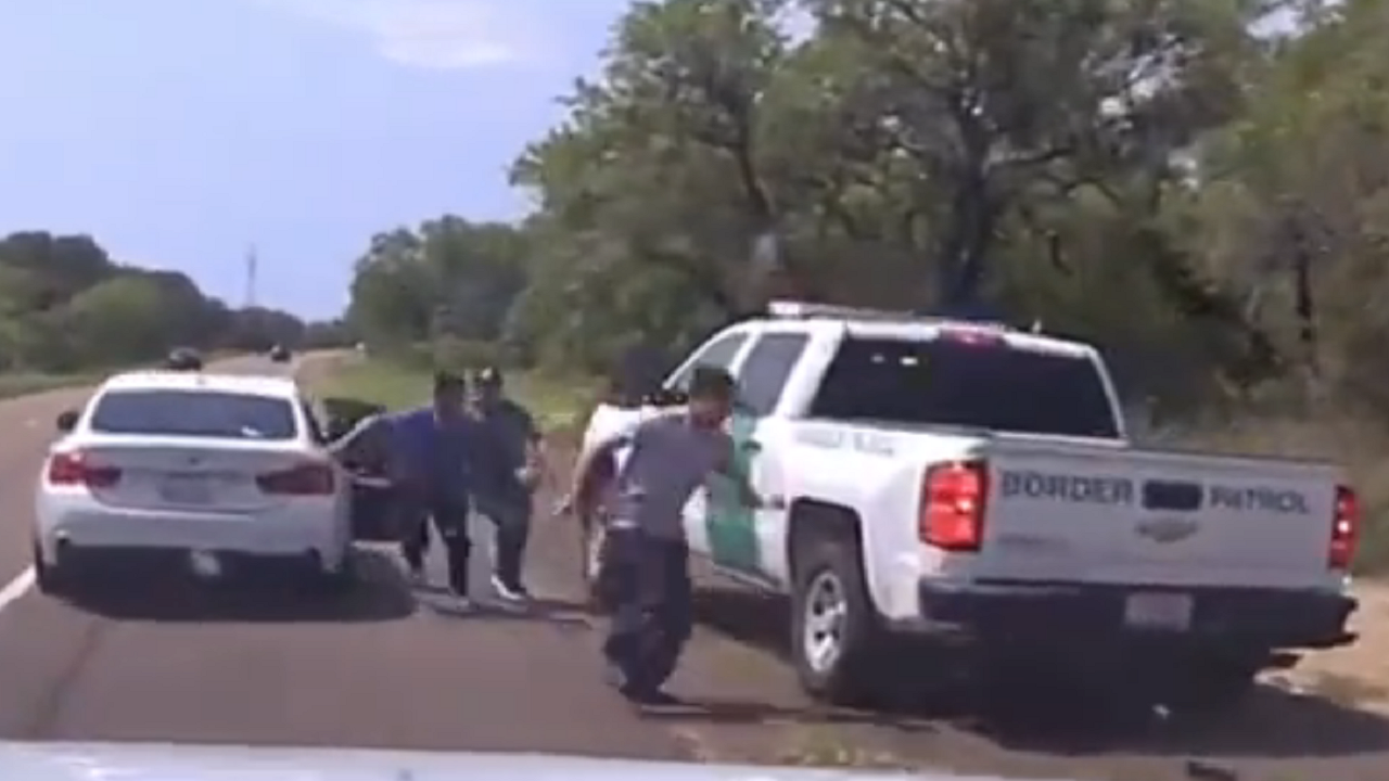 Smuggler leads Texas officers on high-speed chase after 5 migrants bail out of car