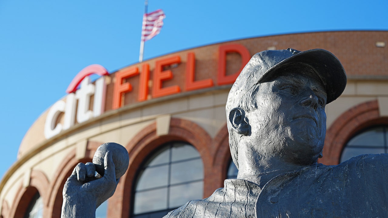 Tom Seaver statue in front of Citi Field apparently has mistake