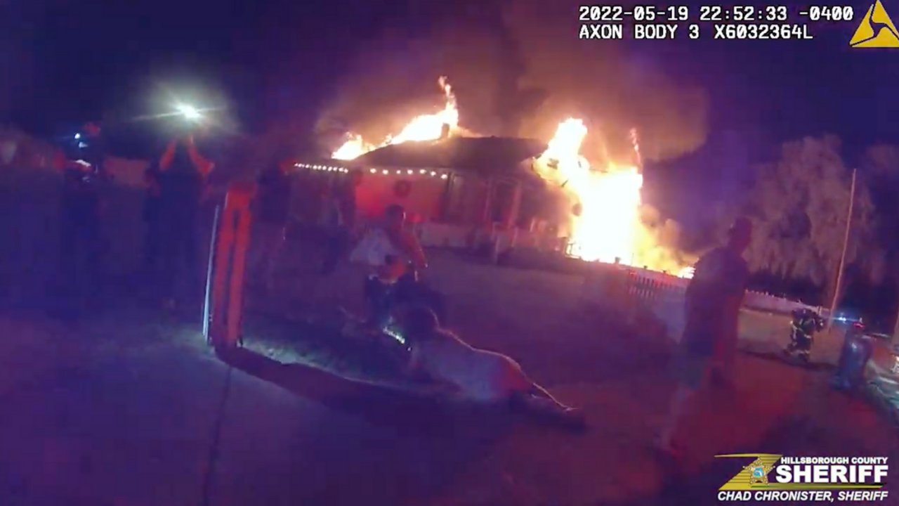 The sheriff’s deputy in Florida rescues child from burning house