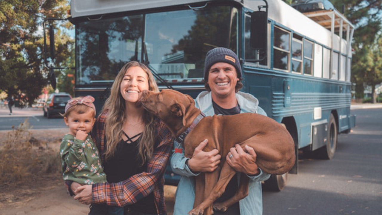 Tips untuk jalan-jalan dengan anjing, dari orang-orang yang tinggal di van sepanjang tahun
