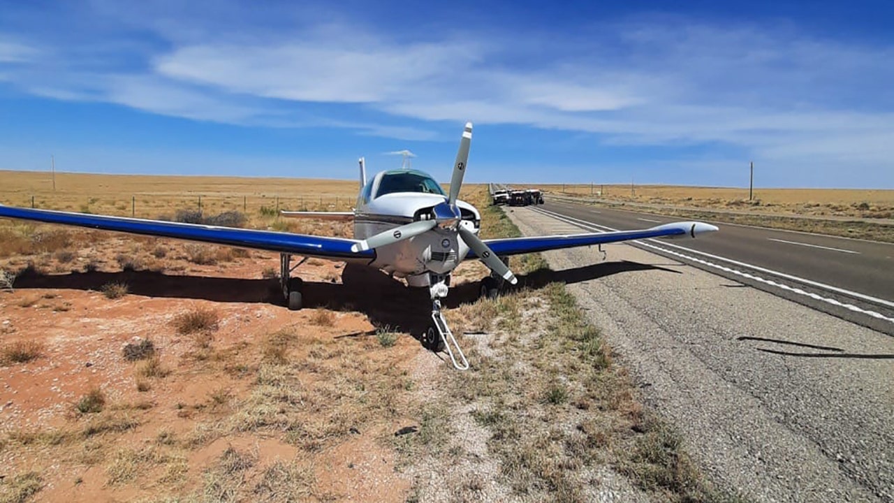 New Mexico deputies close highway to help small plane make emergency landing