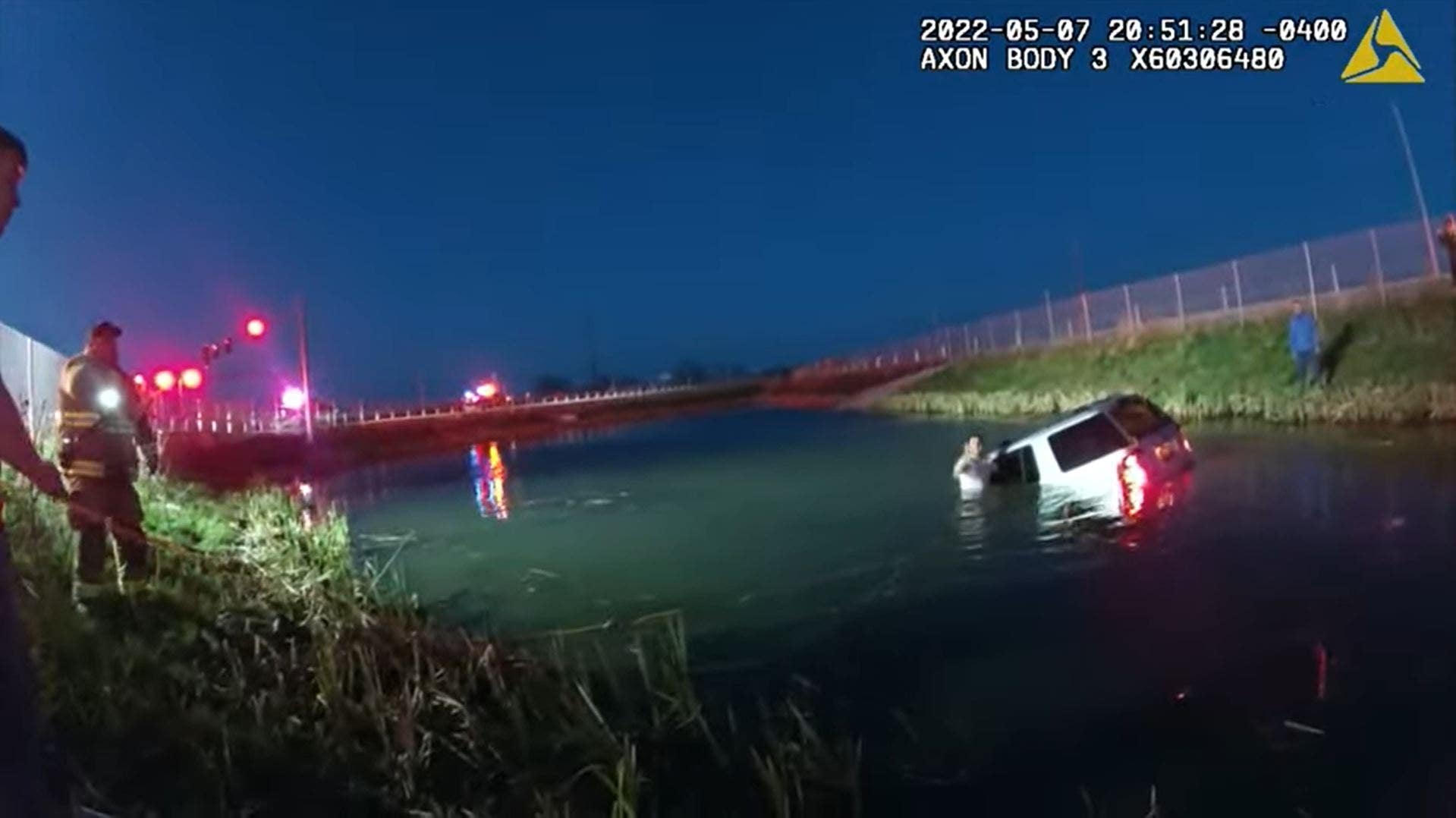 NY first responders rescue driver from car that crashed into reservoir, video shows thumbnail
