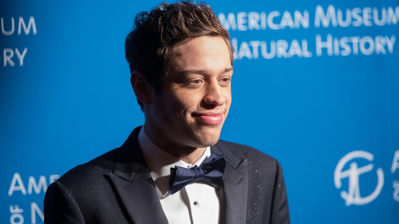‘SNL’ finale: Pete Davidson says goodbye to his ‘home;’ Kate McKinnon abducted by aliens ‘Earth, I love ya' https://static.foxnews.com/foxnews.com/content/uploads/2022/05/pete-davidson.jpg