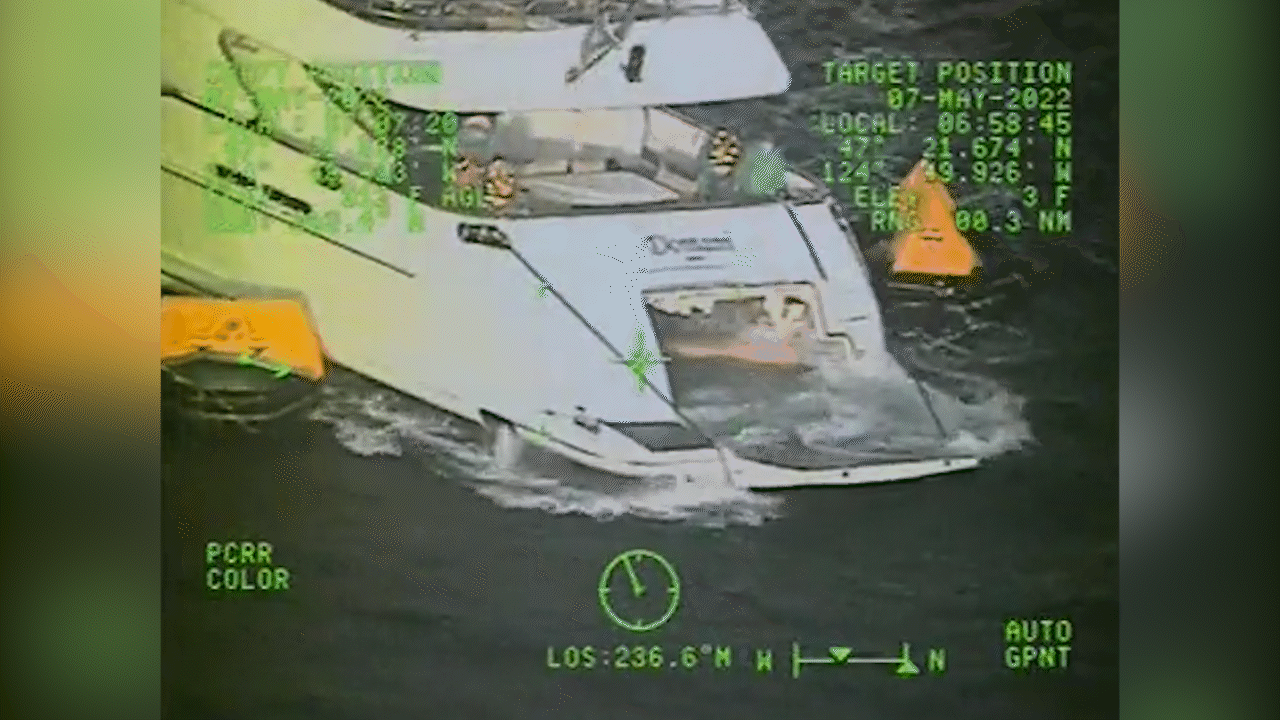 미국. Coast Guard is assisting a yacht that is disabled in Washington State with seven people on board, with water entering the stern.