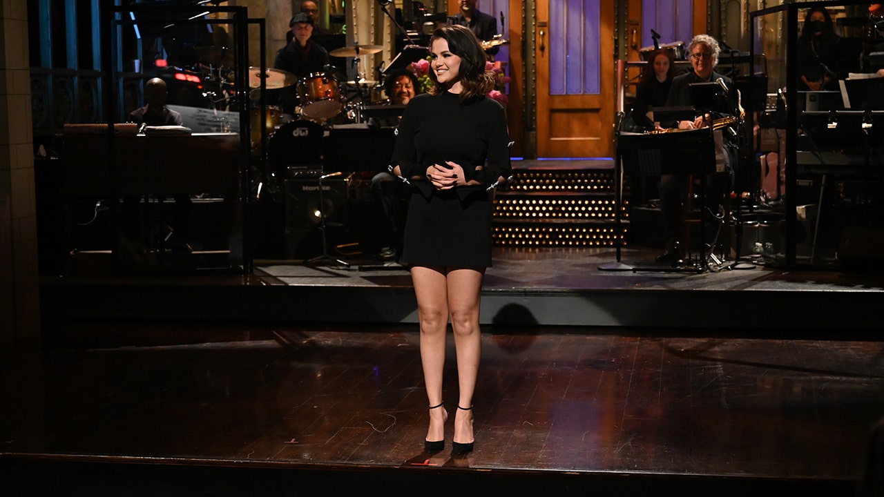 Selena Gomez jokes in 'SNL' monologue about finding her next partner: 'I'm manifesting love'