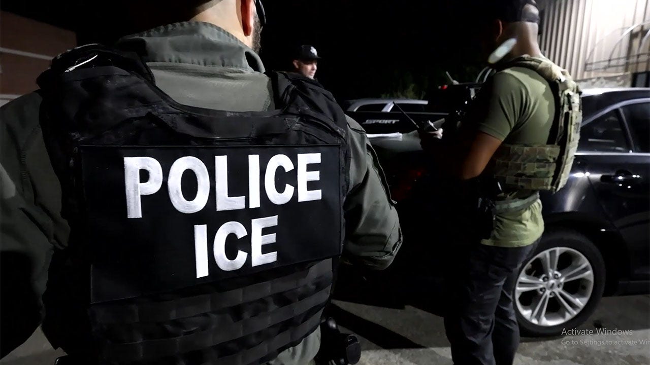 الهجرة وكلاء ICE