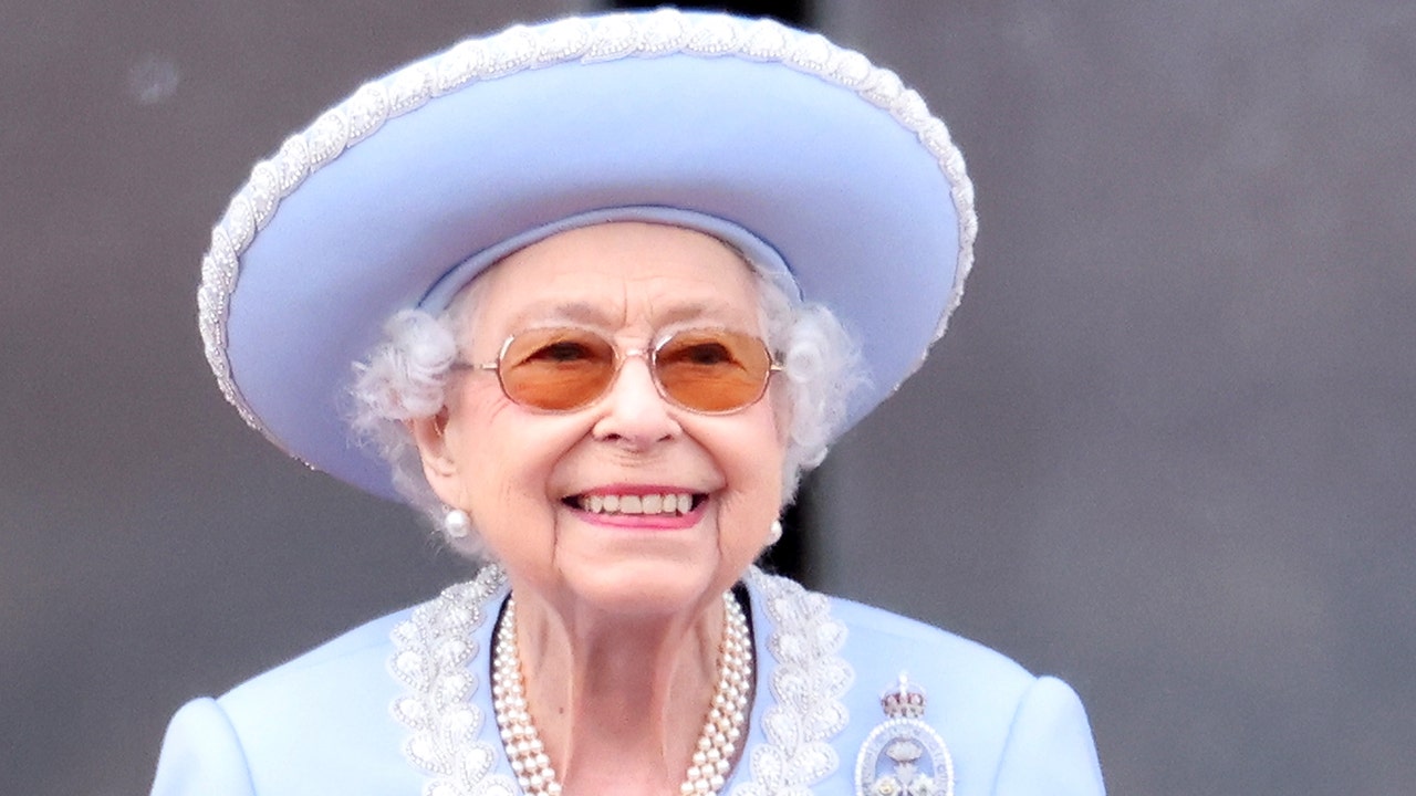 World leaders, politicians react to Queen Elizabeth II health concerns