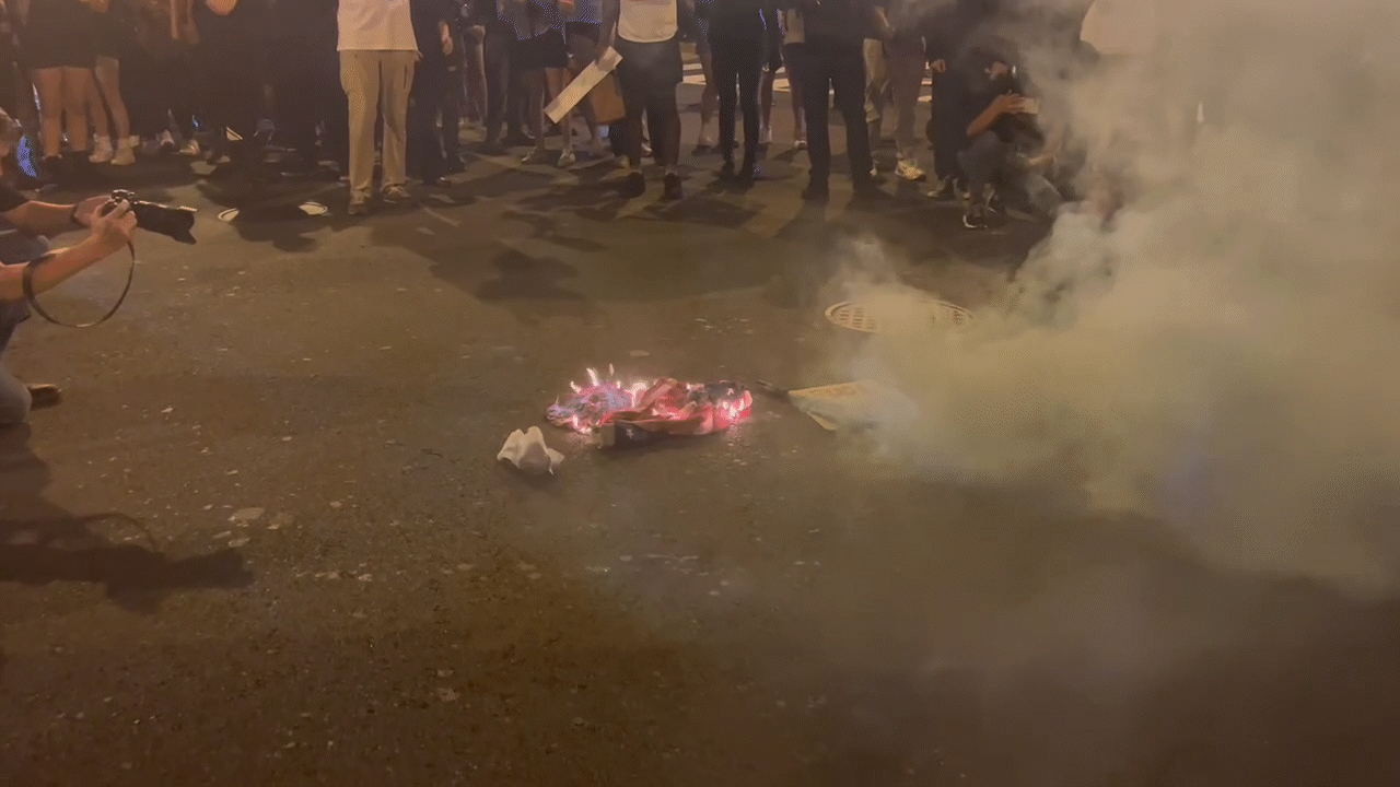 Pro-Choice protesters in Washington, 直流. burned the American flag on Friday night following the Supreme Court decision which reversed Roe v. 韦德.