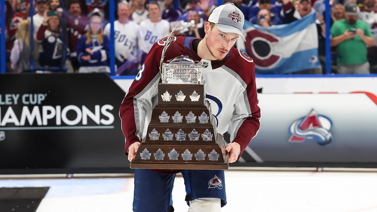 Avalanches Cale Makar Adds Conn Smythe Trophy To Impressive List Of Achievements 