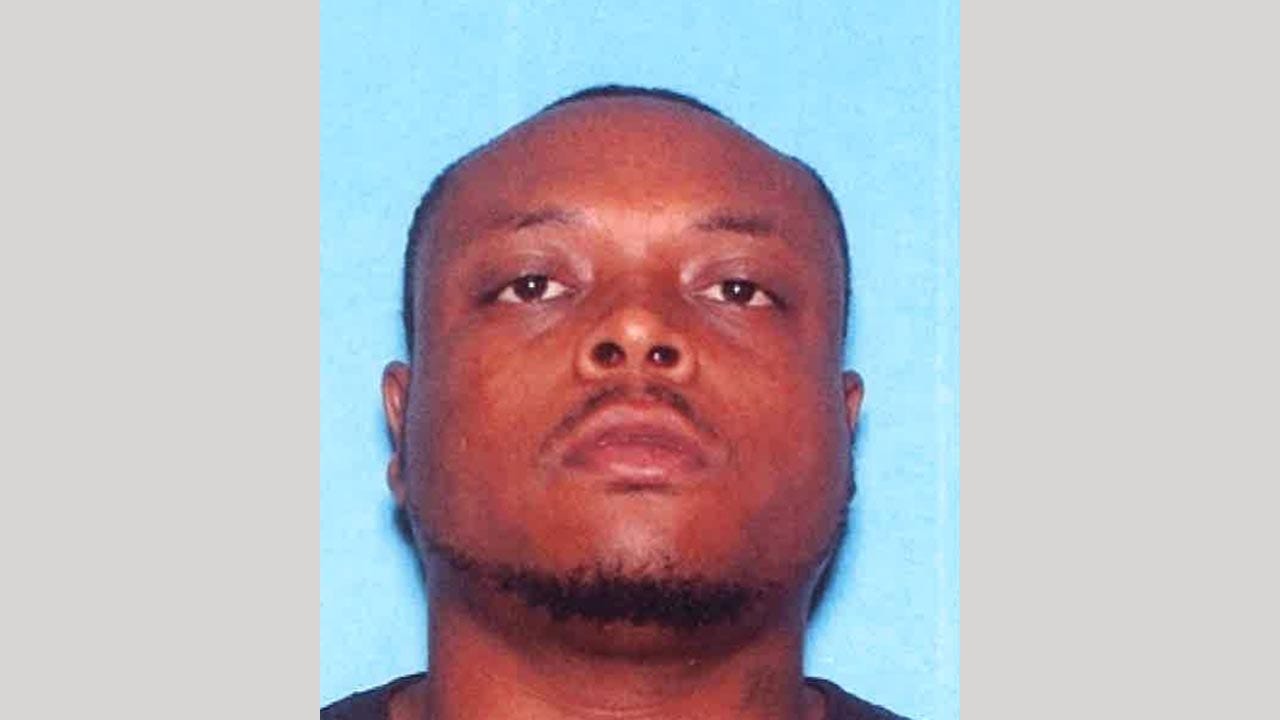 Mississippi police officer killed, manhunt underway