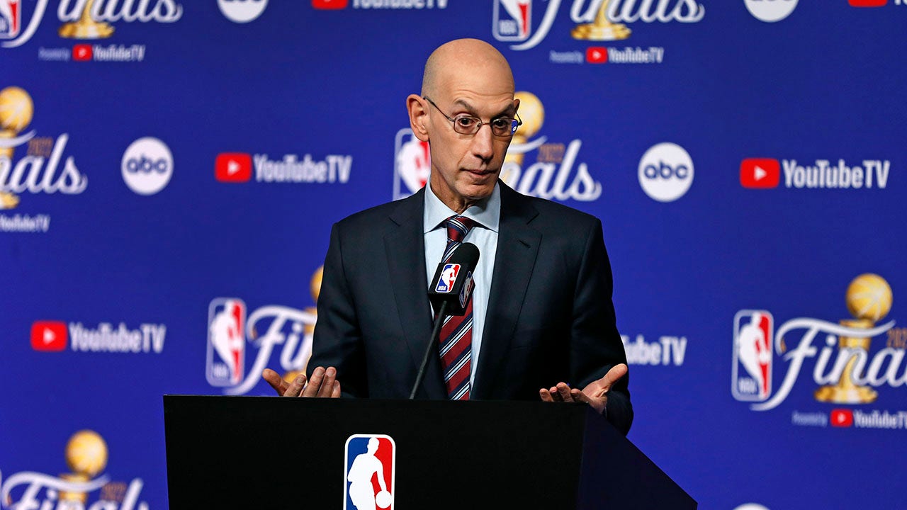 O comissário da NBA, Adam Silver, disse que a liga perdeu “centenas de milhões” de dólares após suas consequências com a China