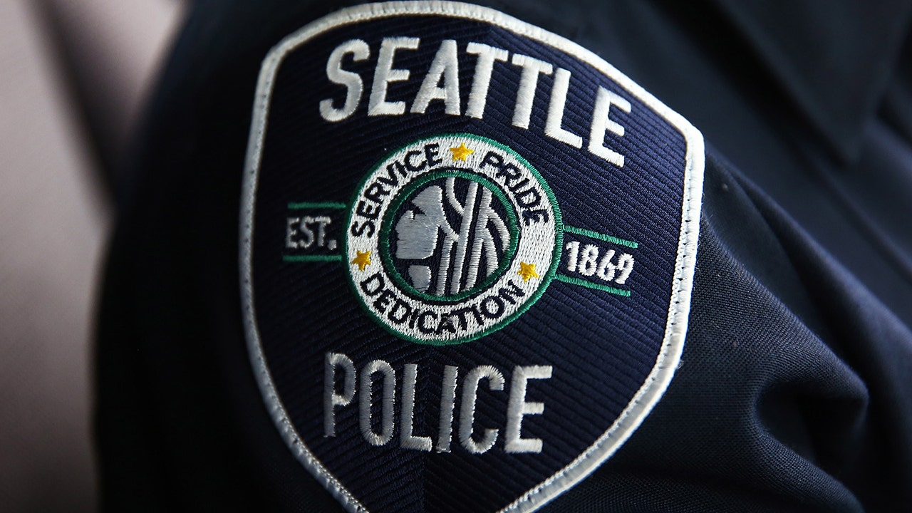 Seattle police officer assaulted during stolen vehicle recovery, incident escalates into barricade situation