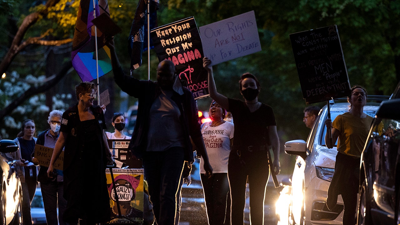 Justice Barrett gets standing O: 'Nice to have a lot of noise not made by protesters outside my house'