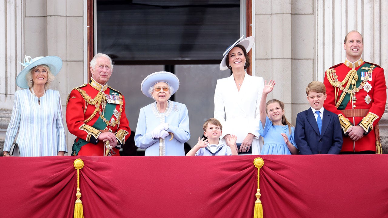 Vua Charles III công bố dải màu đầu tiên và công bố các danh hiệu mới cho hoàng gia