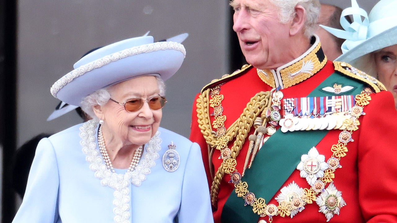 Rainha Elizabeth não comparecerá ao culto de Ação de Graças em meio a ‘algum desconforto’ durante o Jubileu de Platina