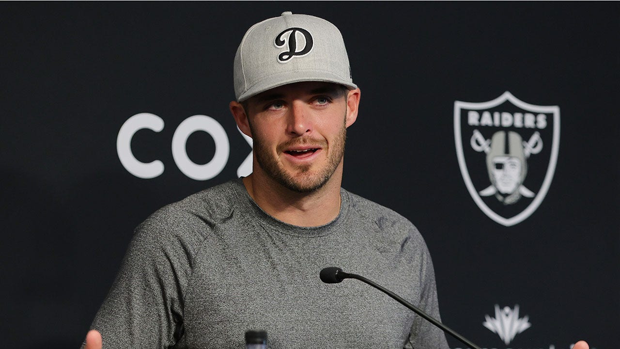 Derek Carr supports Raiders signing Colin Kaepernick: 'I think he