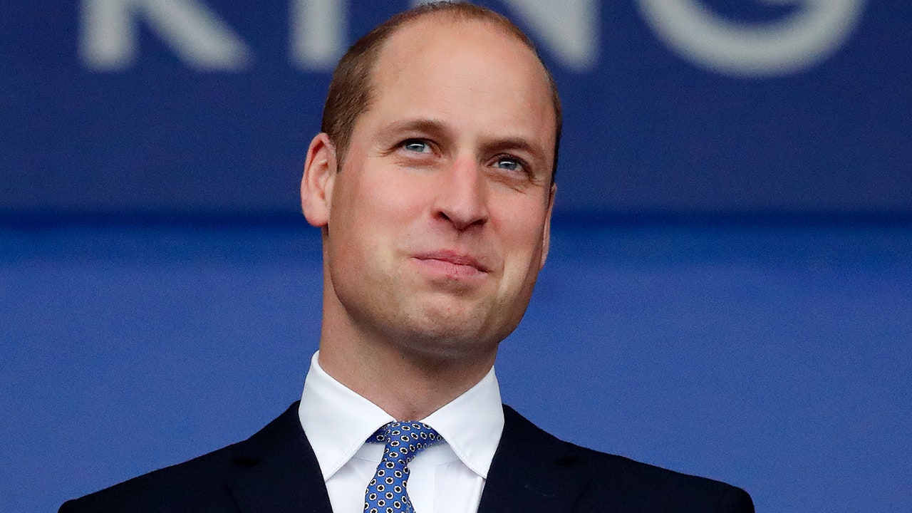 Prince William quietly sells magazines on the streets of London to help the homeless