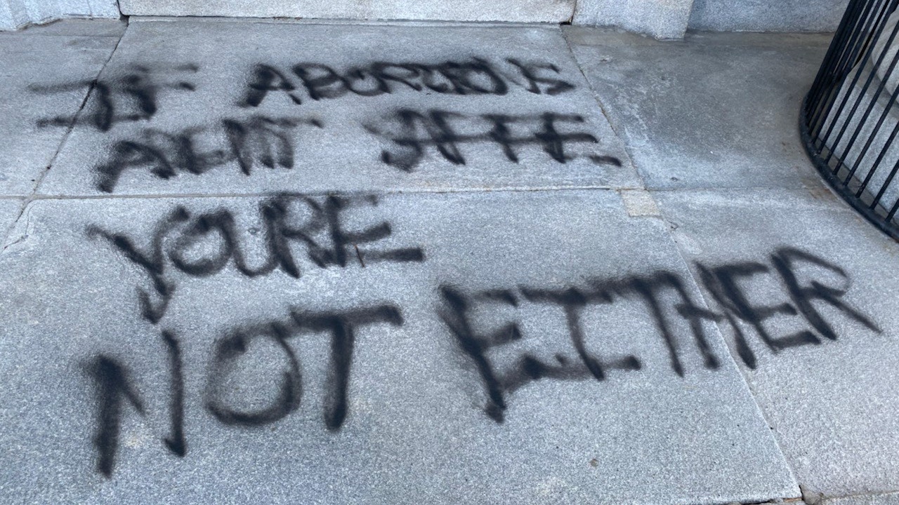 News :Pro-choice vandals scrawl threat on Vermont State House after Roe v. Wade decision: Police